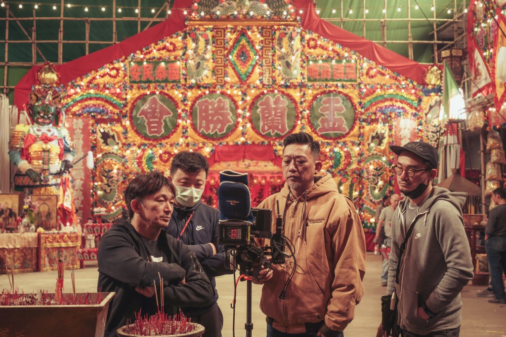 导演郑保瑞与动作指导谷垣健治（左一）在新片合作。