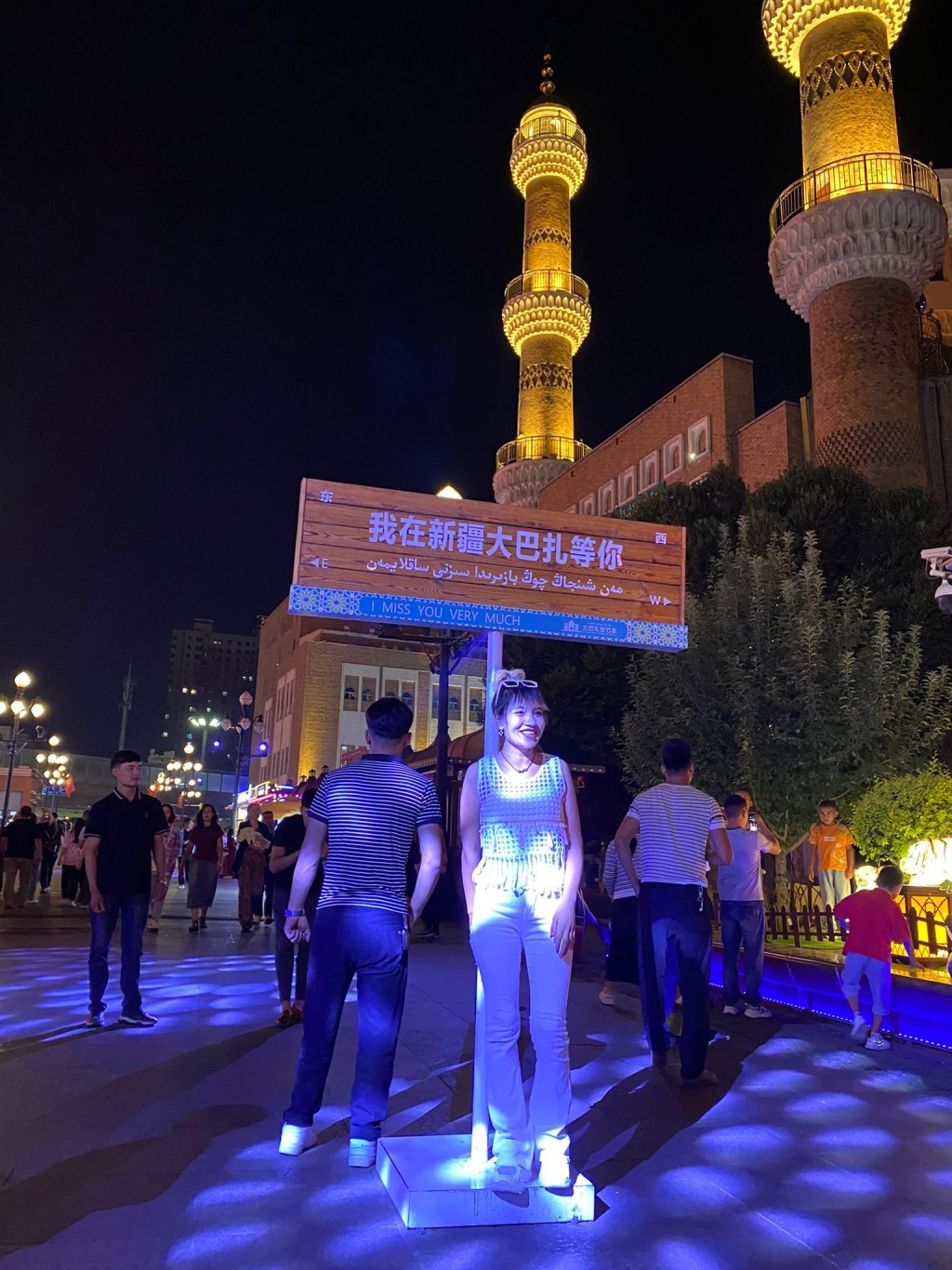 游客在「我在新疆大巴扎等你」路牌前打卡。刘克刚摄