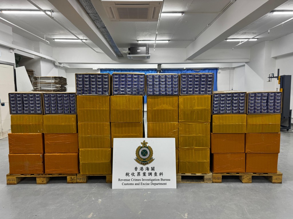 在今次行动中,海关检获约236万支私烟,市值约1062万元,应课税值约780万元。曾志恒摄 在今次行动中,海关检获约236万支私烟,市值约1062万元,应课税值约780万元。曾志恒摄