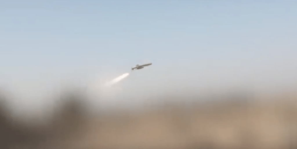 隨後畫面展示無人機安裝在火箭發射器上發射。