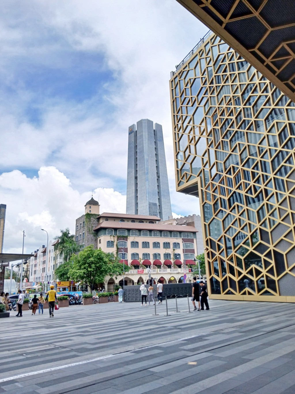 从海上世界汇港购物中心二期过马路前行，便是街道两旁布满食肆的海上世界中心广场。