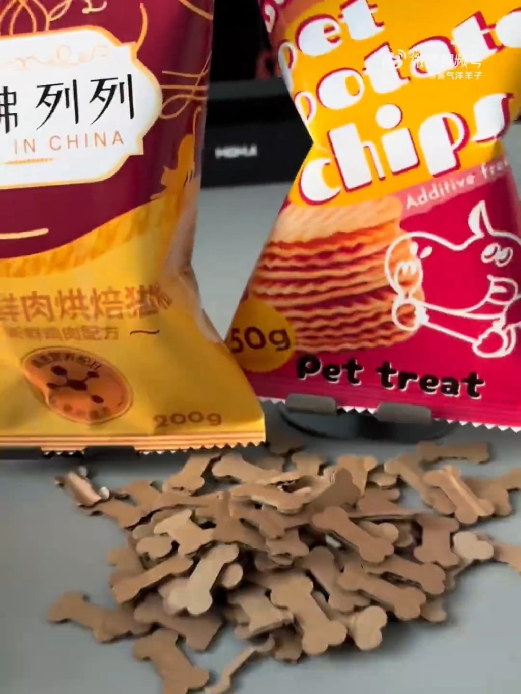 内地宠物经济市场庞大，有工作制作各式宠物祭品。微博@喜气洋洋子