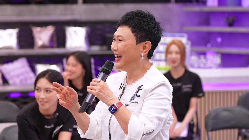 班主任陳潔靈笑得開心。