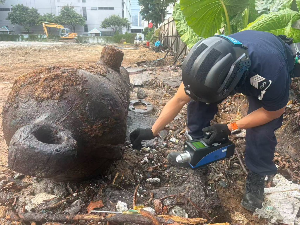 爆炸品處理組人員排除有關炮管的危險性後，已交由文化局跟進處理。治安警察局FB圖片