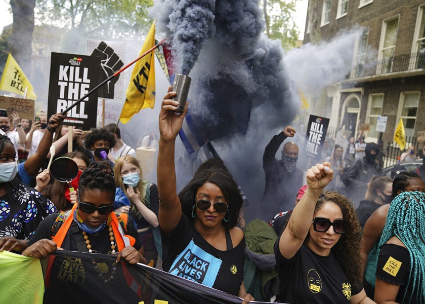 英國有民眾要求叫停擴大警權的法案。AP圖