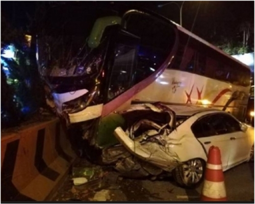 旅巴車頭及私家車車尾均損毀不堪。網圖