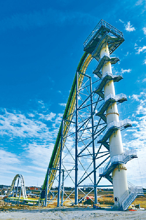 ■全球最高滑水梯高五十二米，名為「瘋狂」。美聯社