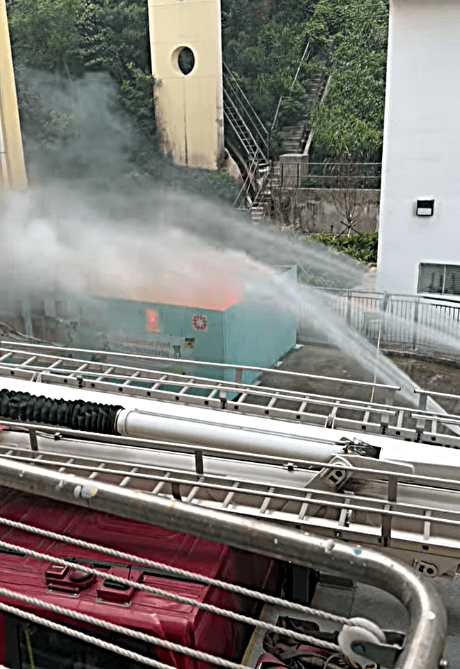長青邨垃圾站起火。網圖