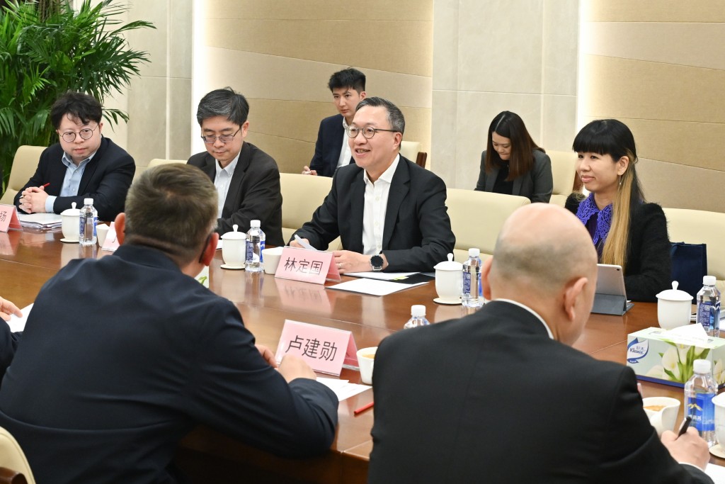 林定國（右三）與國務院國有資產監督管理委員會官員會面。國際法律專員丁國榮（左二）亦有出席。