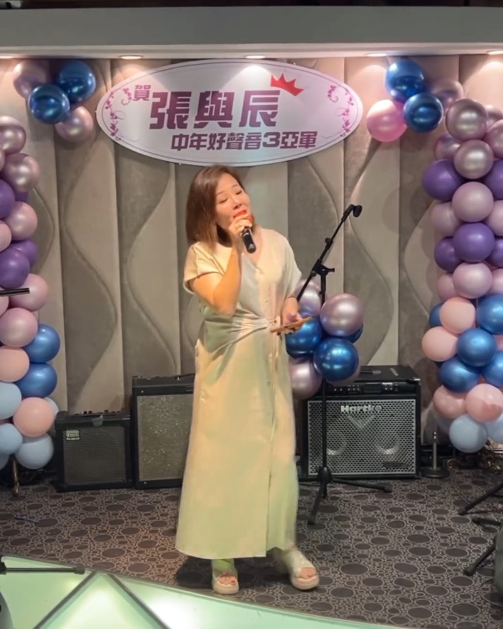 張與辰的家姐都是唱得之人。 張與辰的家姐都是唱得之人。