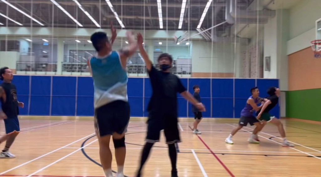 姜涛有趁放假与朋友打篮球放松一下。