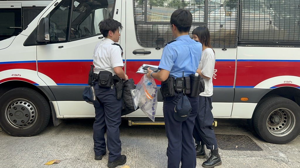 警員檢走部分物件。梁國峰攝