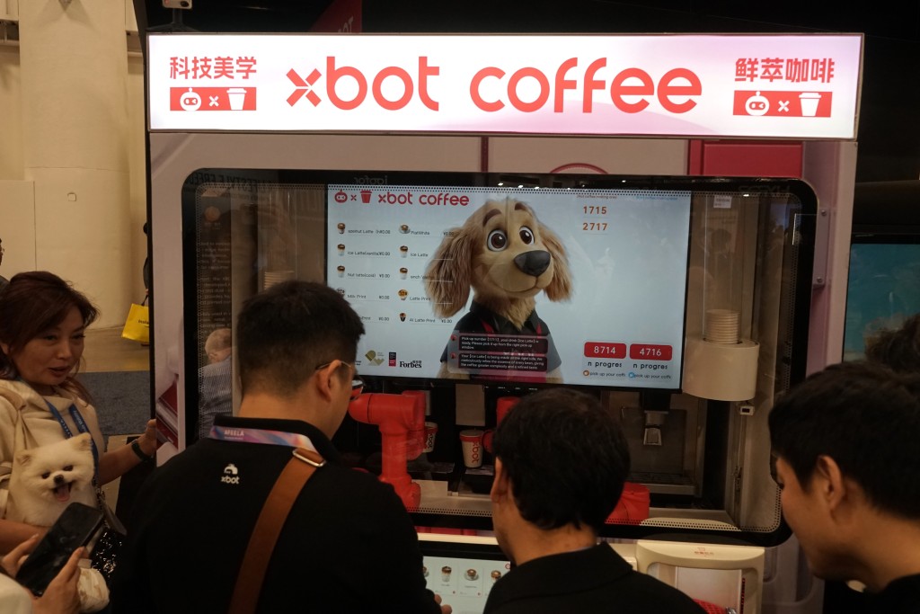 人們在2026年美國拉斯維加斯消費電子展（CES）體驗影智XBOT咖啡機械人。 新華社