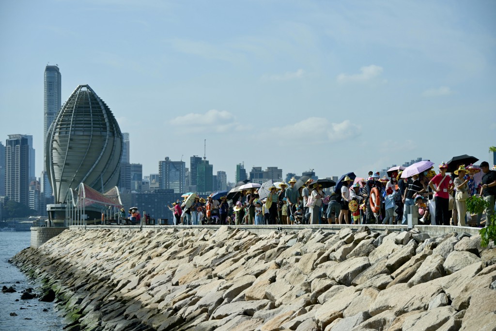 发展局和海滨事务委员会合办《维港复活节帽子巡游》开步礼。苏正谦摄