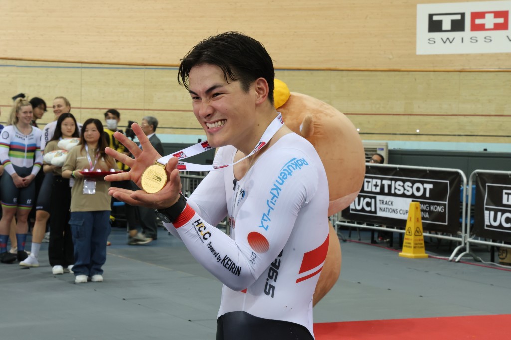 男子凱林賽冠軍: 來自日本的太田海也，以龜波氣功拿著自己的國家盃金牌。