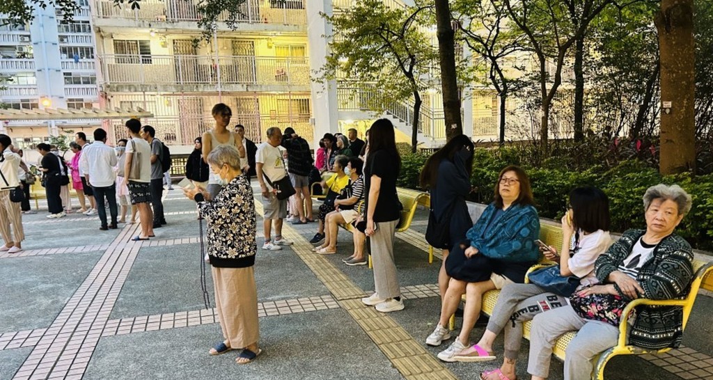 大批居民疏散至大廈外安全位置。 資料圖片 大批居民疏散至大廈外安全位置。 資料圖片