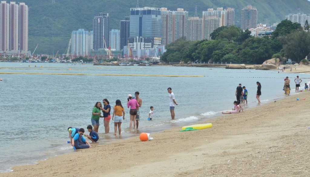 泳客紛返回岸上。林思明攝