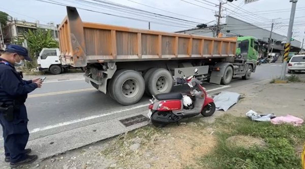 砂石車及電單車在事故後停泊在路邊,等候調查。互聯網圖片