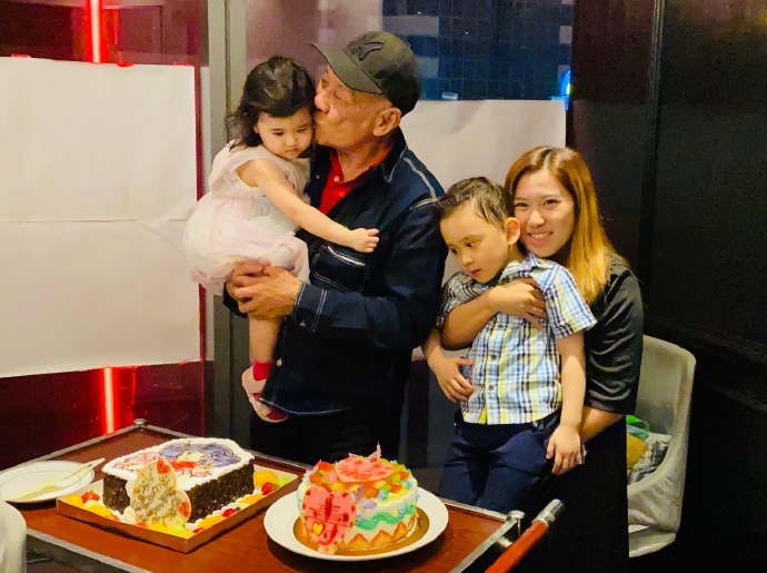 鼎爺抱住孫女肉緊錫錫,新抱仔就抱住4歲大仔Alfie。
