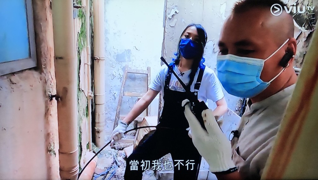 J. Arie完全唔怕跟師父去通渠，真係落手落腳去做。