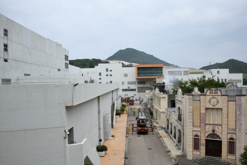 古裝街片場起火。楊偉亨攝 古裝街片場起火。楊偉亨攝