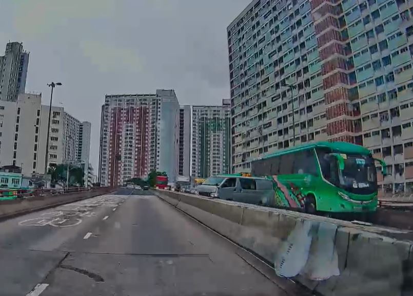 轻型货车「自炒」撞壆。网片截图