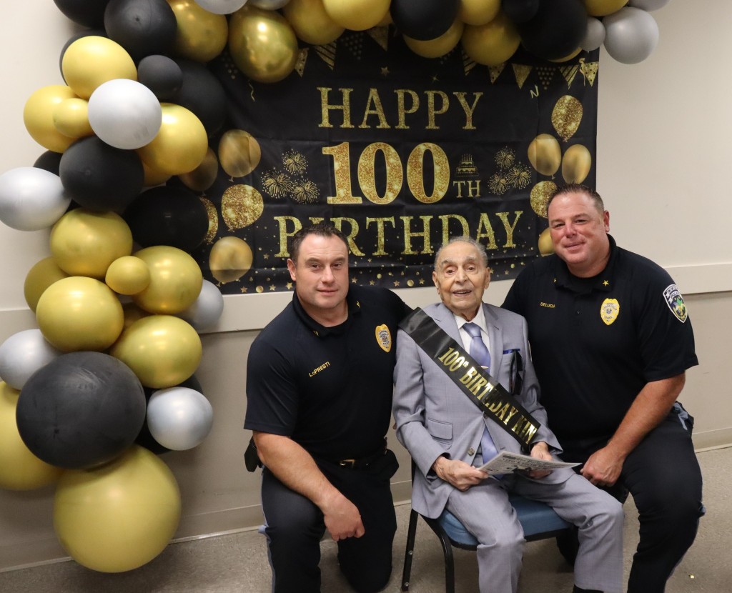 廷頓福爾斯（Tinton Falls）為市長佩里洛（Vito Perillo）慶祝100歲生日。 Facebook