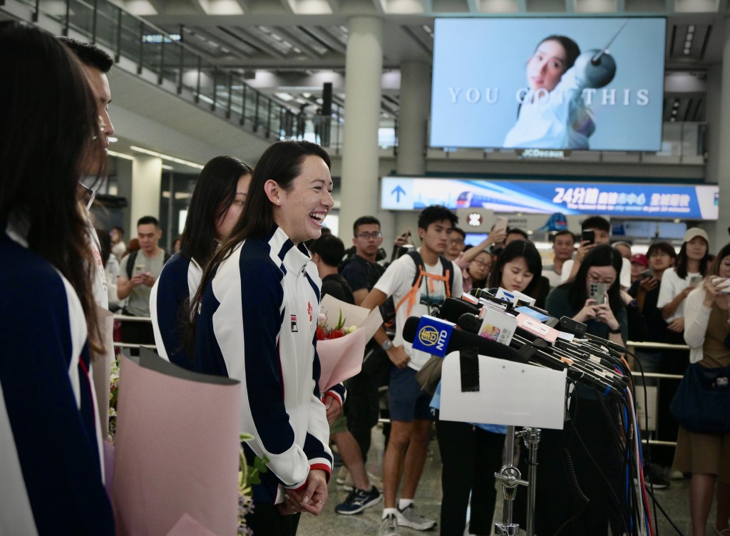 大批市民歡迎香港游泳代表隊返港。蘇正謙攝