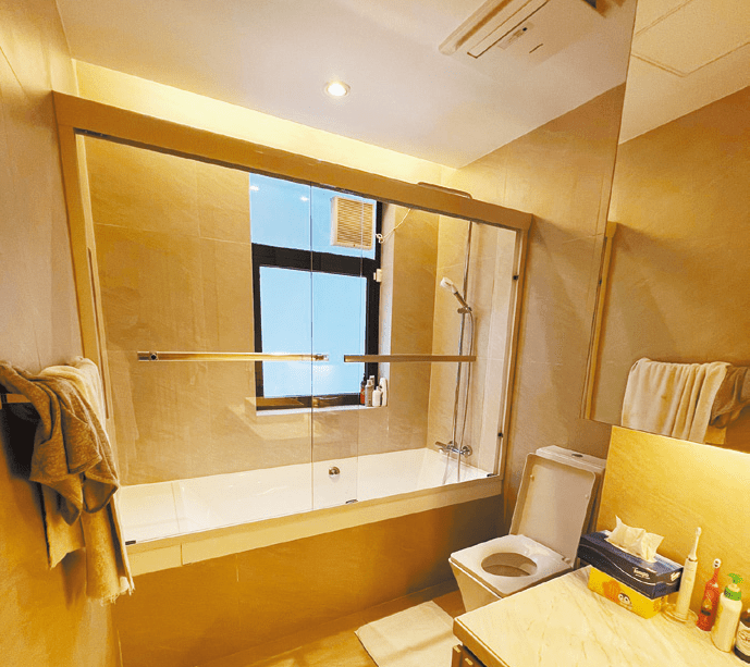 浴室保養新淨，同樣有窗戶。