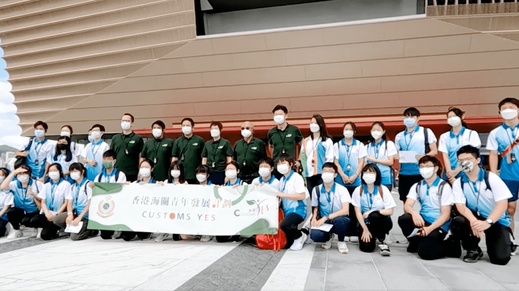 何珮珊帶領海關青年發展計劃學員參觀香港故宮。影片截圖