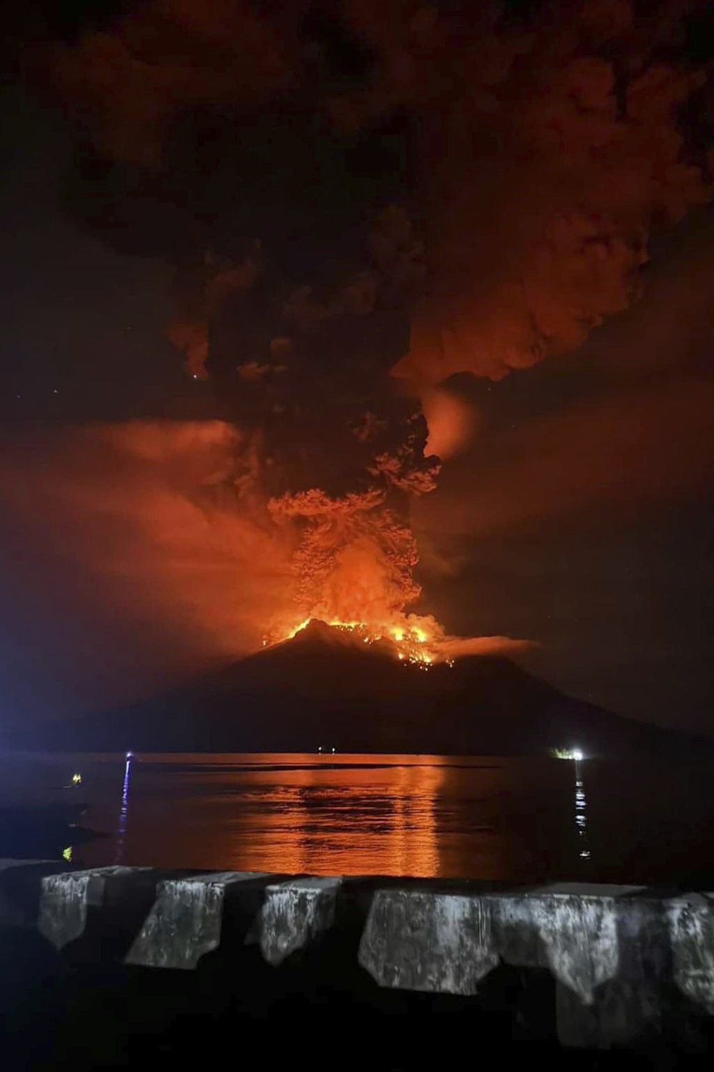 火山口喷出岩浆和超过2公里高的柱状浓烟。美联社