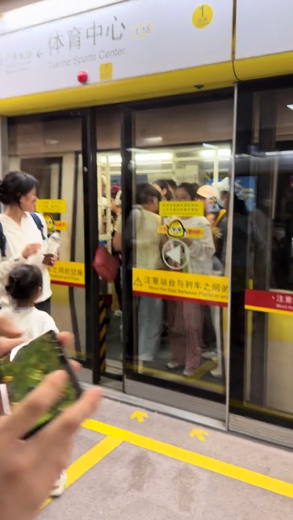 民眾將婦人強闖車廂的情景拍下。抖音@ ? 民眾將婦人強闖車廂的情景拍下。抖音@ ?