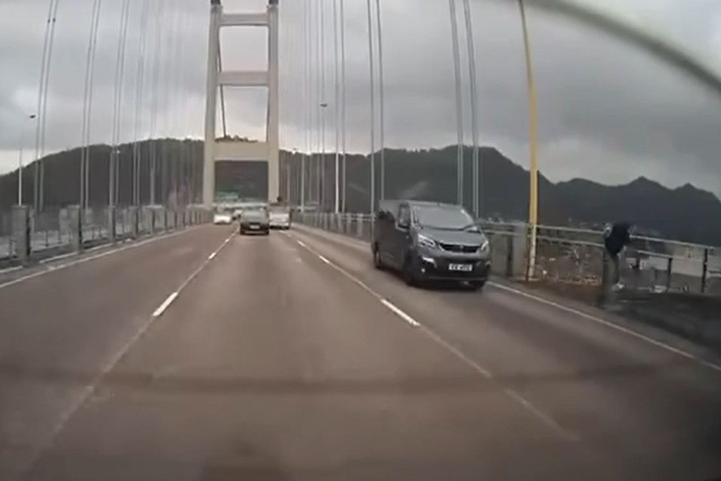 網上有車Cam片段拍攝到男子翻過大橋欄杆一刻。網上片段