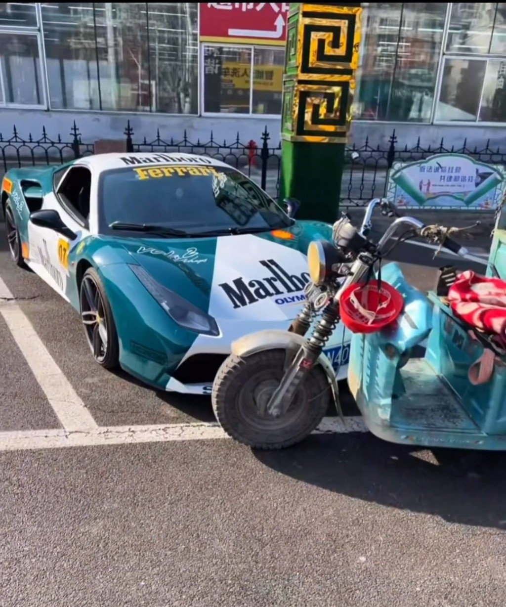 老伯三轮车撞上法拉利。抖音@vvxln