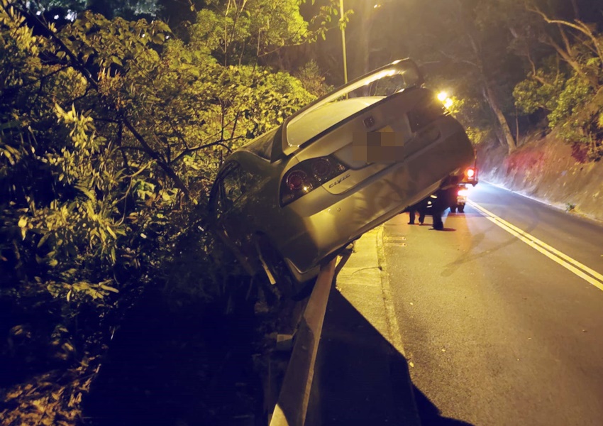 私家車越線鏟上行人路。