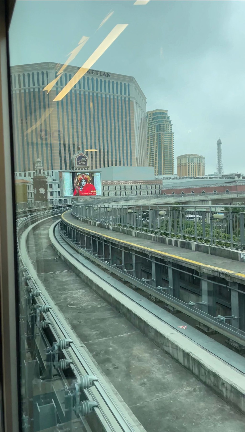 值得一提的是澳門輕軌車廂設有大玻璃，大家可邊乘搭邊在車頭或車尾飽覽沿途風景