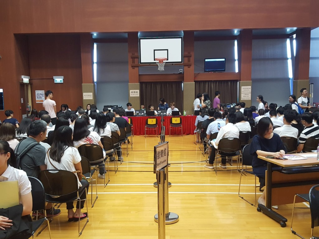今早不少學生和家長，到主要開設醫療相關課程的東華學院報名。
