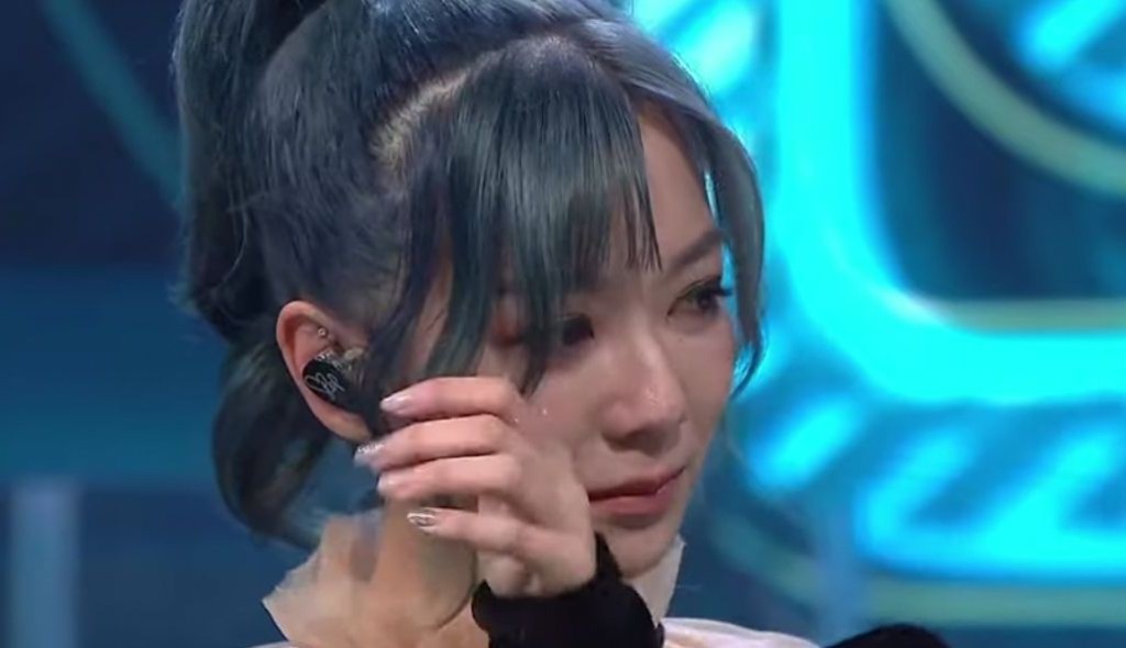 兩年前何雁詩以獨立歌手身份上《勁歌金曲》唱新歌《灰夠》，卻成為箭靶被尖酸刻薄的DJ陳海琪評擊到爆喊。