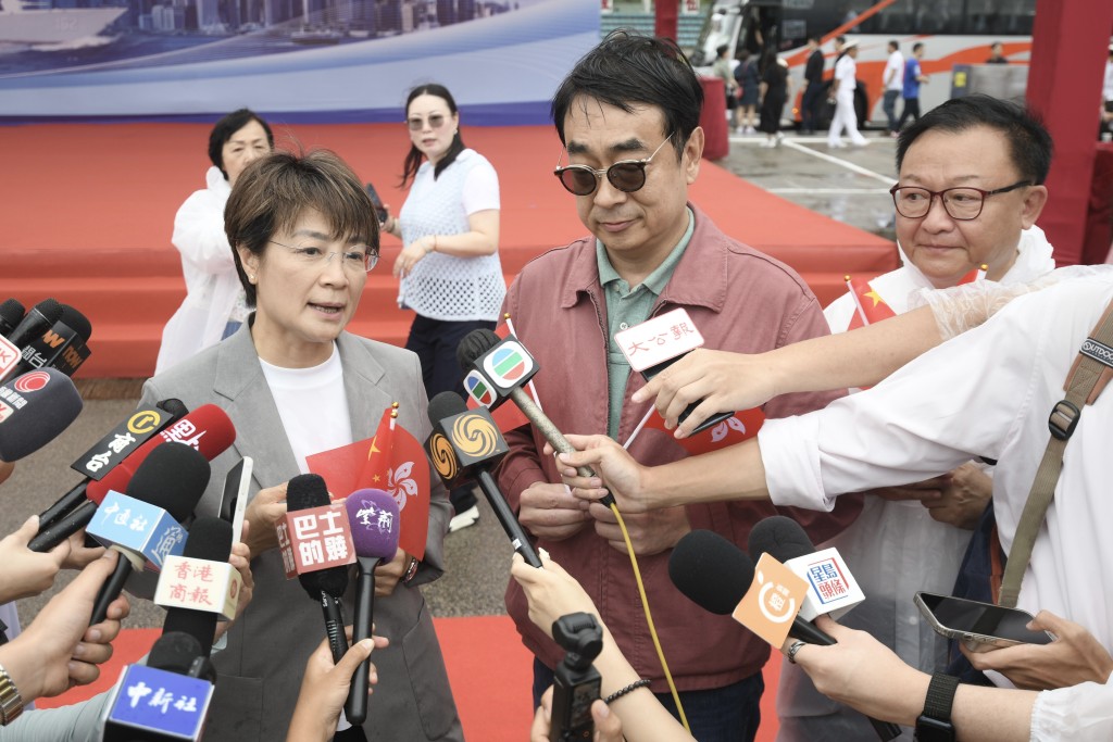 立法會議員方國珊(左)亦有到場。 立法會議員方國珊(左)亦有到場。