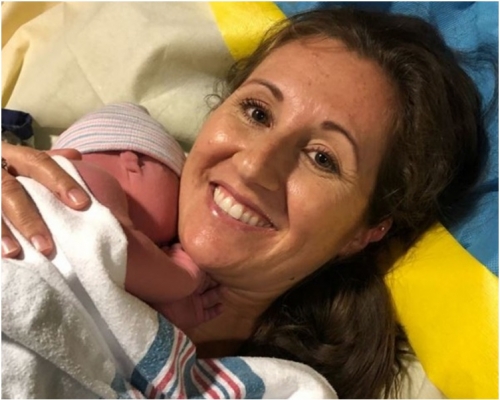 格妮芬抱著刚出生的女儿。图：Robert Griffin fb