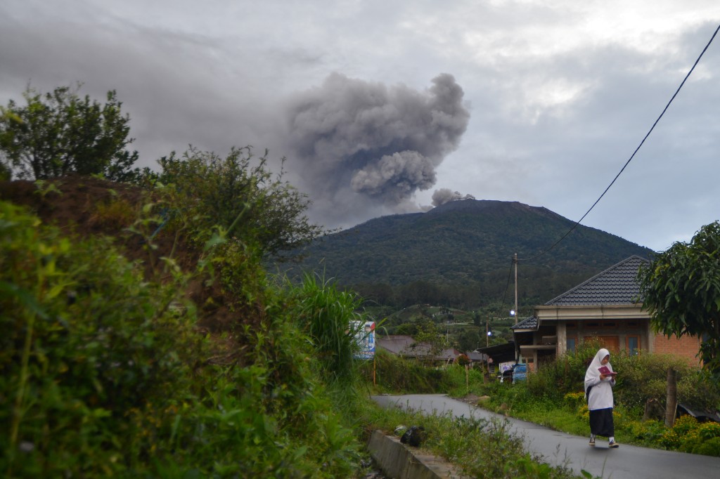 居住在山坡上的村民被建议远离火山口至少3公里。路透社