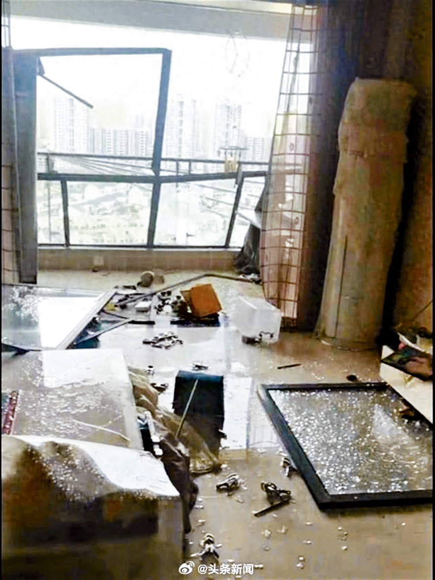 左圖:南昌某住戶陽台玻璃全被吹碎。右圖:路邊樹木被風吹斷。