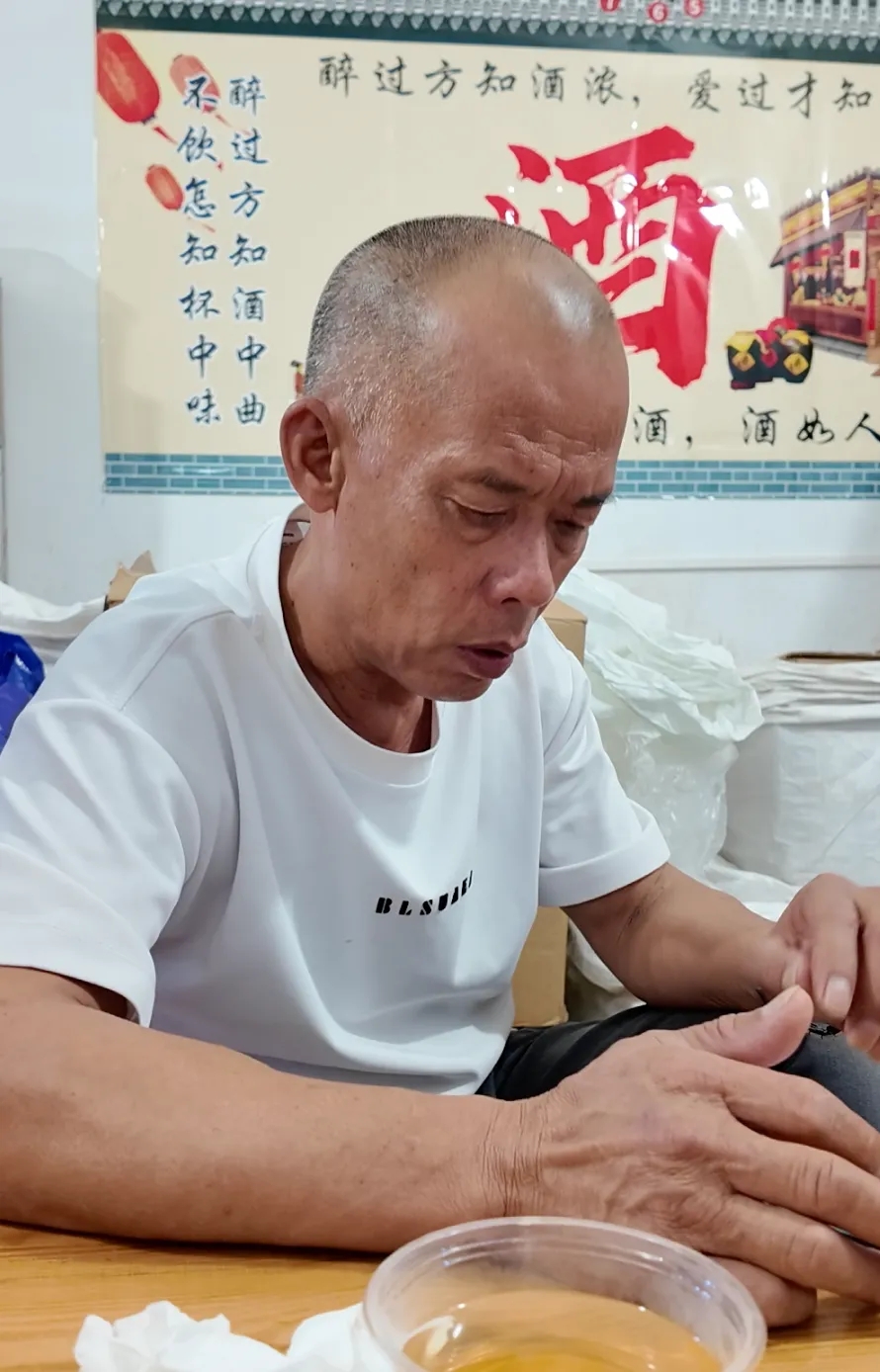 莫式鸡煲老板回应客流减少：“把质量搞好了，不怕没有生意。” 极目新闻