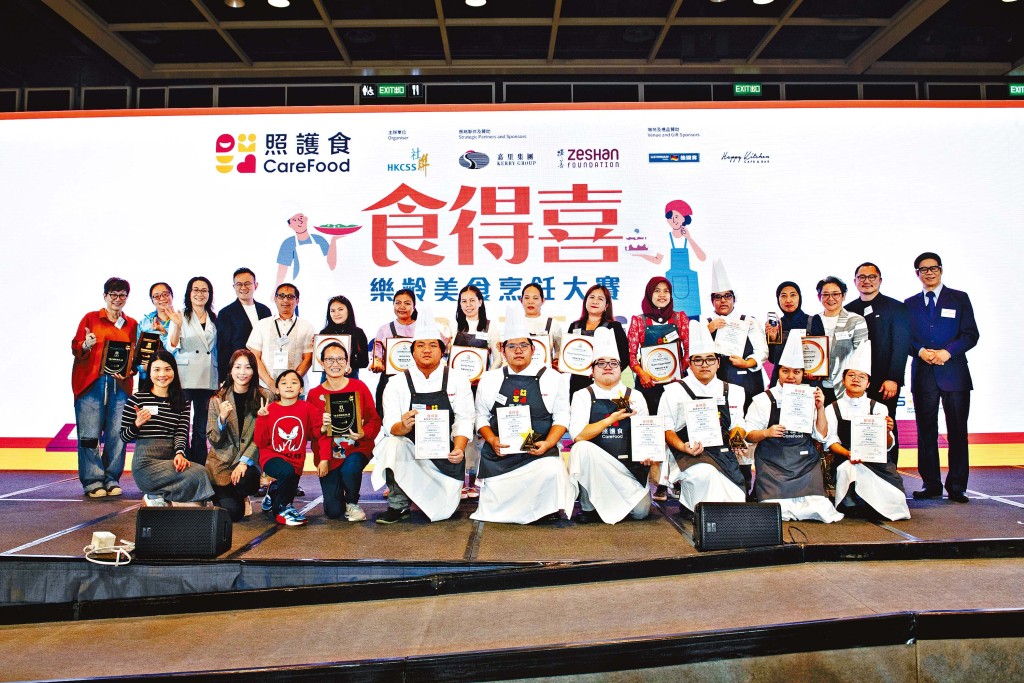 社聯行政總裁陳文宜議員（後排右三）、菲律賓駐港總領事Romulo Victor M.Israel, Jr. （後排左五）、酒店及旅遊學院、中華廚藝學院及國際廚藝學院院長葉漢鵬（後排右二）、擇善基金會行政總監蘇梅玲（後排左三）、嘉里控股有限公司社區投資及員工參與高級經理李培德（後排左四）及義務「照護食大王」安德尊（後排右一）與7位入圍決賽獲得照護食住家「煮」廚獎的參賽者及其僱主、以及協助比賽的廚藝學院學生合照。