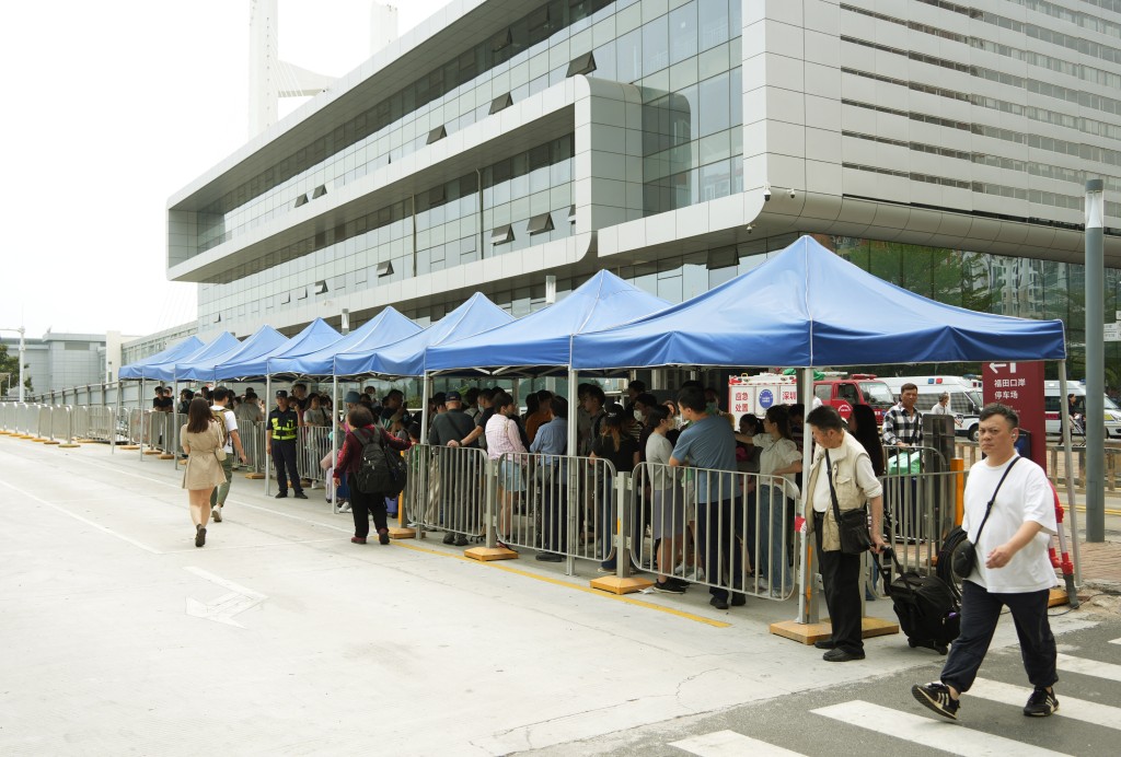 香港海關在福田口岸貼出海報,顯示帶超額香煙入境旅客數字急升。資料圖片 香港海關在福田口岸貼出海報,顯示帶超額香煙入境旅客數字急升。資料圖片