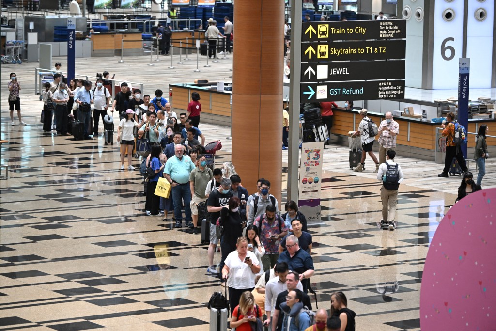 今年3月入境新加坡的旅客超過100萬人次，這是疫情爆發以來，當地單月入境旅客人次首度突破百萬。路透