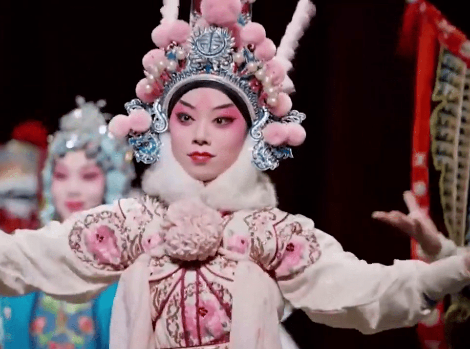 湖南昆剧团穿戏服跳科目三，传统文化与时尚潮流的融合创新。