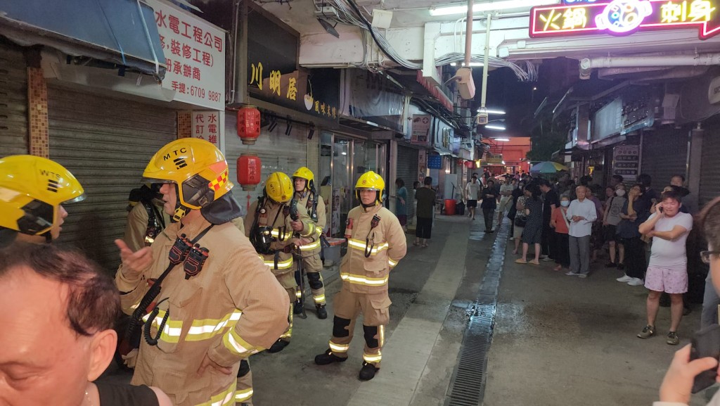 現場一度有過百名住客疏散至地面安全地方暫避,場面緊張。黎志偉攝 現場一度有過百名住客疏散至地面安全地方暫避,場面緊張。黎志偉攝