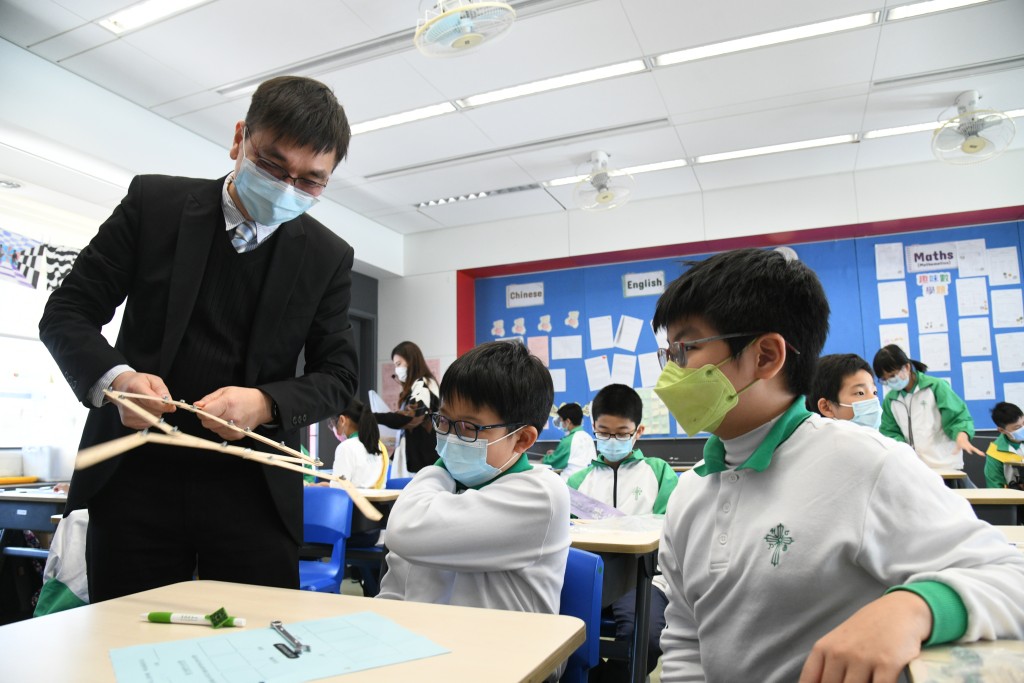 陳頌康（左）重視學生的STEM教育，巡課時亦上前了解學生的作品成果。