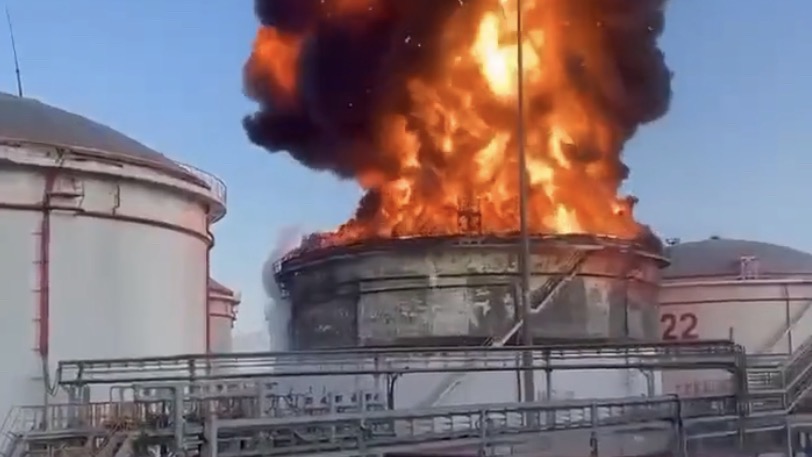 俄羅斯南部克拉斯諾達爾(Krasnodar)的伊利斯基煉油廠(Ilsky Oil Refinery)起火。 Twitter